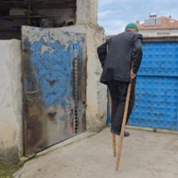 Samsun'da ilginç gelenek: 83 yaşındaki adam tahta bacakla dolaşıyor