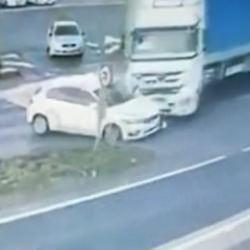 Tır dehşet saçtı! Feci kaza kameralara yansıdı