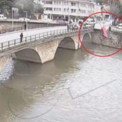 Amasya'da korkunç kaza: Anne-kızın olduğu araç ters yöne girdi, araca çarpıp nehre uçtu!