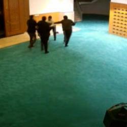 Ayakkabısının kaybolduğunu söyleyip cami görevlilerine saldırdı