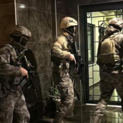 İzmir’de nefes kesen operasyon: Helikopterli baskında suç ağı çökertildi: 18 gözaltı