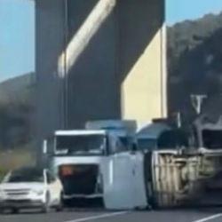 Korkutan kaza: Devrilen minibüs, yolun karşısına geçti