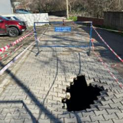 Çanakkale'de yol çöktü, 2 metrelik dev çukur oluştu