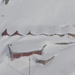 Yaylada kar kalınlığı 3 metreyi aştı; evler kayboldu