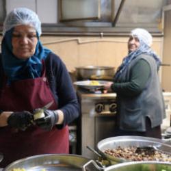 Aşevinde gönüllü çalışan emekli öğretmen: Bana 'anne' diyorlar