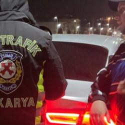 Ceza aracını yaktı: Ehliyetsiz yakalanan sürücü: Benim aracım o kadar etmiyor
