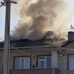 Bursa'da apartmanın çatısı alev alev yandı