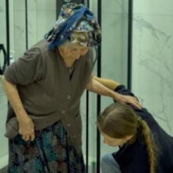 Yabancı gelin, eşinin babaannesine abdest aldırıp ayaklarını kuruladı