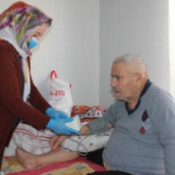 10 yıldır 'of' bile demeden yatalak kayınbabasına bakıyor