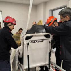 Hatay'da korkunç kaza: Göğsüne saplanan demiri kestikleri an kamerada