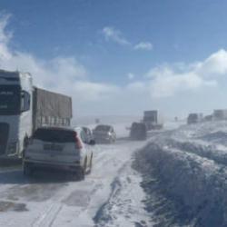 Kar ve tipi ulaşımı vurdu: Uzun araç kuyrukları oluştu