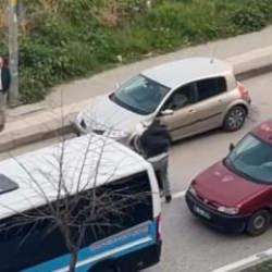 Otomobil sürücüsü motosikletliye copla saldırdı