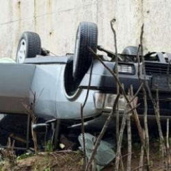 Bartın'da korkutan kaza: Otomobil istinat duvarından uçtu