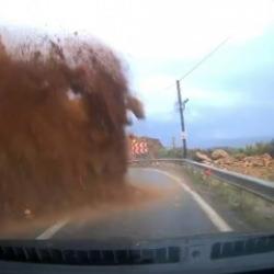 Mersin-Antalya yolundaki heyelan anı araç kamerasına yansıdı