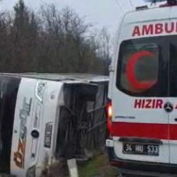 İstanbul'da polisleri taşıyan midibüs devrildi: 4 yaralı