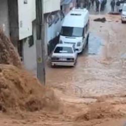 Şanlıurfa’da sağanak nedeniyle cadde ve sokaklar göle döndü
