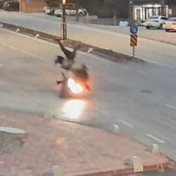 Yolun ortasında can pazarı: Motosiklet yayayı havaya uçurdu