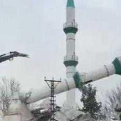 Malatya'da deprem hasarlı cami kontrollü şekilde yıkıldı