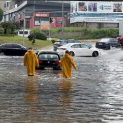 Adana'yı sağanak vurdu! Yollar göle döndü 