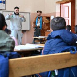 Okulda 'çat kapı' tiyatro: Öğrencilere tasarruf ve milli teknoloji hamlesi anlatılıyor