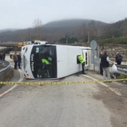 Yalova'da işçileri taşıyan midibüs devrildi: 1 ölü, 20 yaralı!