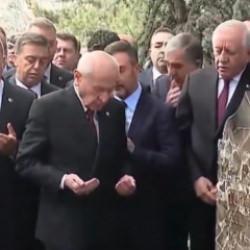MHP lideri Bahçeli, Alparslan Türkeş'in kabrini ziyaret etti