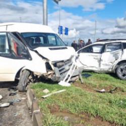 Korkunç kaza! Öğrenci servis minibüsü ile otomobil çarpıştı: 13 yaralı