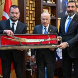 Devlet Bahçeli’ye anlam yüklü hediye: Trabzonspor’dan nostaljik jest