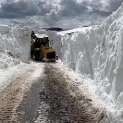 Nisan ayında şaşırtan manzara! 4 metrelik kar tünelini gören dönüp bir daha bakıyor