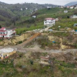 Yer: Trabzon! Bölge halkı endişeli: Mahalle santim santim kayıyor 