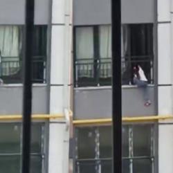 Hatay'da pencereden çıkan çocuk yürekleri ağza getirdi! O anlar kamerada 