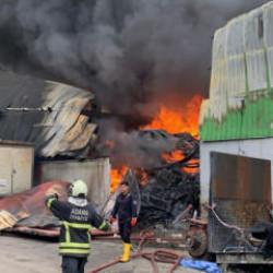 Adana'da hareketli anlar: Geri dönüşüm tesisi cayır cayır yanıyor!