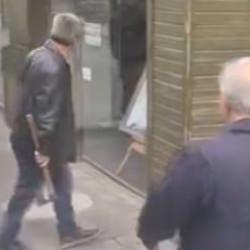 Bursa'da baltalı dehşet! Otobüs şoförünün üzerine yürüdüğü anlar kamerada 