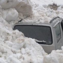 Trabzon'da inanılmaz kurtuluş: Üzerine çığ düşen araçtan 4 kişi sağ çıktı
