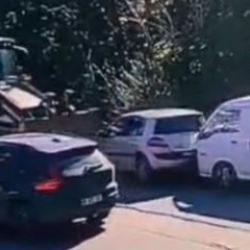 İstanbul'da korkunç kaza: Kontrolden çıkan kepçe araçları biçti