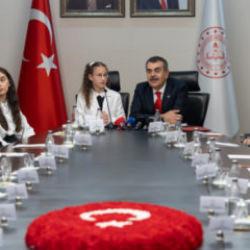 Milli Eğitim Bakanlığı koltuğuna 11 yaşındaki Defne oturdu