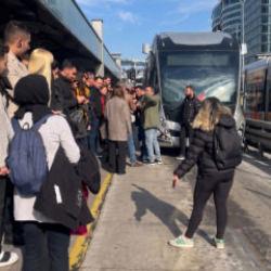 Vatandaş çileden çıktı: Metrobüsün önünü kestiler!