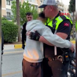 Kaçan motosiklet sürücüsü, kazadan sonra polise sarılıp ağladı