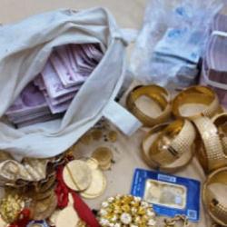 Konya'da şafak operasyonu! Evden servet çıktı