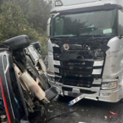 3 araçlık zincirleme kaza: Otomobil un ufak oldu! 1 ölü, 5 yaralı!