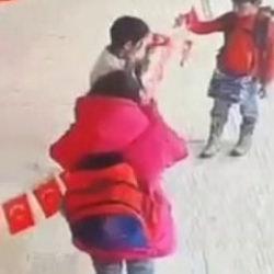 Erzurum'da yürek ısıtan an: Yere düşen bayrağı asamadılar ama yerde de bırakmadılar 