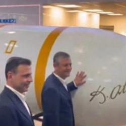 CHP Lideri Özel’den SAHA Expo 2026’ya ziyaret! Yıldırımhan'ın önünde poz verdi