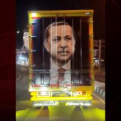 Görüntüler Endonezya'dan: Kamyonun arkasında Cumhurbaşkanı Erdoğan portresi!