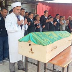 Mersin'de acı veda: Zehirlenerek ölen 2 kardeş toprağa verildi