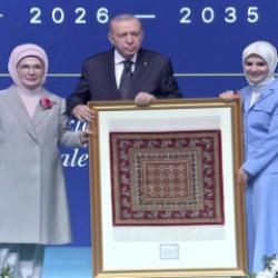 Yapımı 6 ay sürdü! Cumhurbaşkanı Erdoğan’a hediye edilen 360 bin ilmekli Pazırık halısı