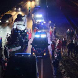 Aksaray'da feci kaza: Minibüs tıra çarptı! Çok sayıda yaralı var