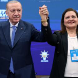 Burcu Köksal AK Parti'ye katıldı: Rozetini Cumhurbaşkanı Erdoğan taktı