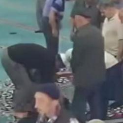 Camide kalp krizi geçiren vatandaş imamın müdahalesiyle kurtuldu! Olay anı kamerada 