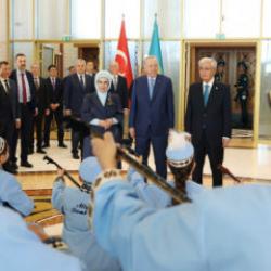 Cumhurbaşkanı Erdoğan, Kazakistan'a geldi: Dombra sürprizi!