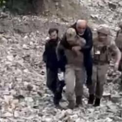Tunceli'de yürek ısıtan hadise: Jandarma, ayağını burkan adamı sırtında taşıdı